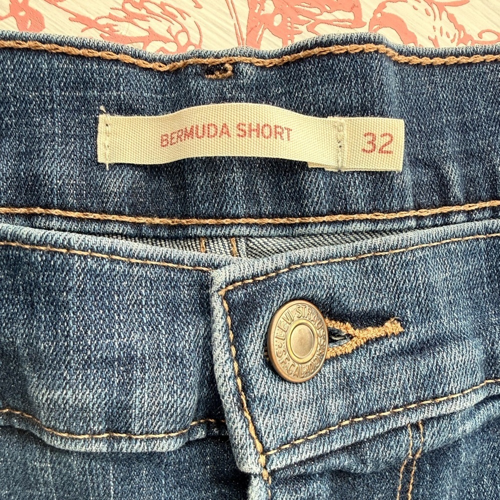 Levi’s Classic Bermuda Shorts W32 Dark Wash Mid Rise 12” Inseam - Picture 4 of 6